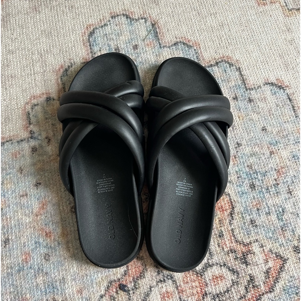 old navy black sandals 🥥🖤🐜